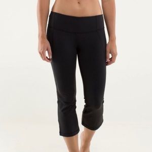 Size 6 Lululemon split calf back Capri
